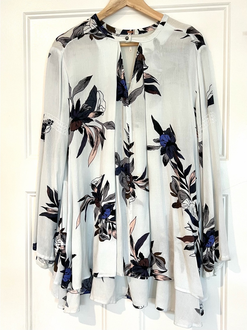 Free People Floral Keyhole Long-Sleeve Swing Top - White/Blue